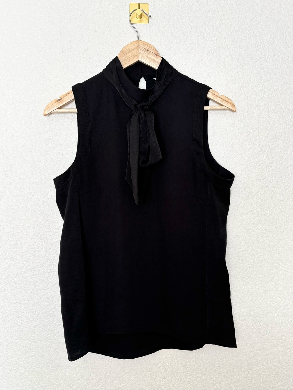 H&M Black Scarf Neck Sleeveless Blouse Tie Neck Size 10